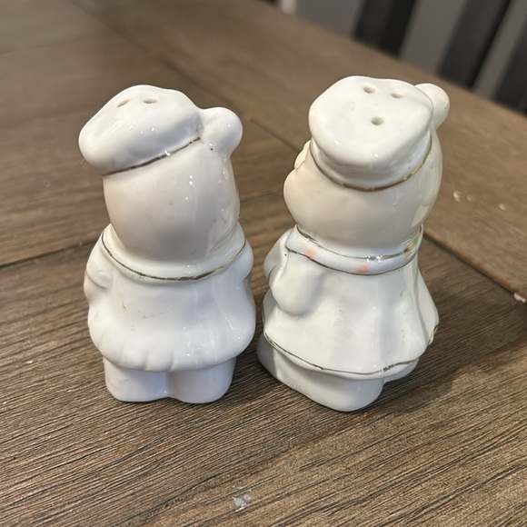 Anthropomorphic pair salt and pepper shakers chef bear and lettuce people - Picture 5 of 10